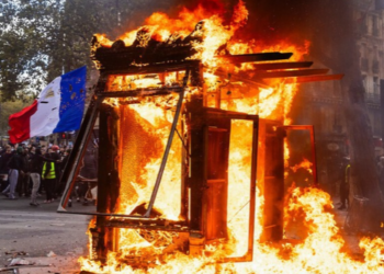 Pesquisa Ifop-Fiducial coloca Marine Le Pen na liderança das intenções de voto para a Presidência da França em meio a distúrbios e críticas ao governo.