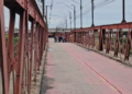 Ponte de Ferro, em Campos dos Goytacazes, segue interditada desde fevereiro. Novos danos estruturais atrasaram a recuperação, que ainda não tem data para começar.
