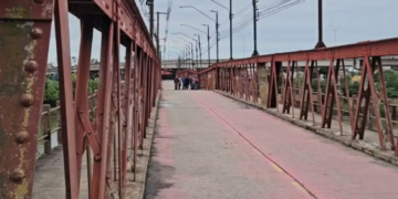 Ponte de Ferro, em Campos dos Goytacazes, segue interditada desde fevereiro. Novos danos estruturais atrasaram a recuperação, que ainda não tem data para começar.