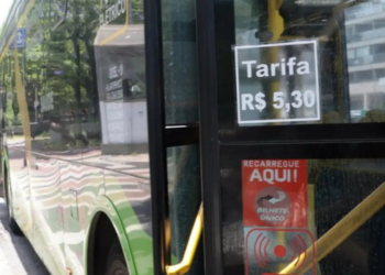 PT e aliados pedem prisão de autoridades de São Paulo por suposta redução de ônibus no segundo turno. Ação também solicita multa e ampliação da votação.