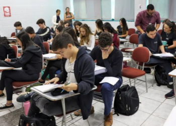 Fies 2026 abre 50 mil vagas remanescentes em faculdades particulares. Inscrições gratuitas vão até 3 de novembro. Veja requisitos e como participar.