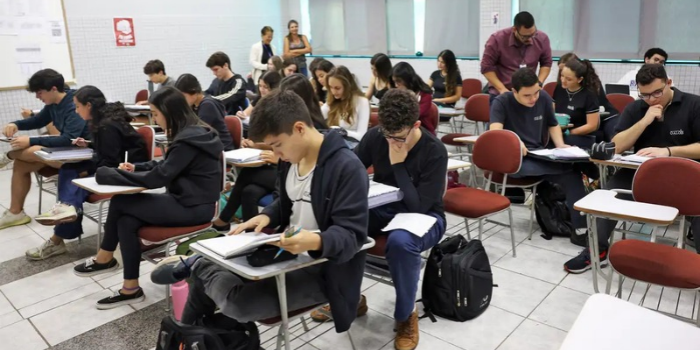 Fies 2026 abre 50 mil vagas remanescentes em faculdades particulares. Inscrições gratuitas vão até 3 de novembro. Veja requisitos e como participar.