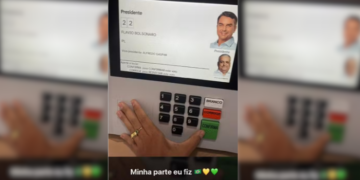 Eleitora é levada à delegacia em Italva, no RJ, após fotografar o voto e publicar imagem da urna no WhatsApp durante as eleições de 2026.