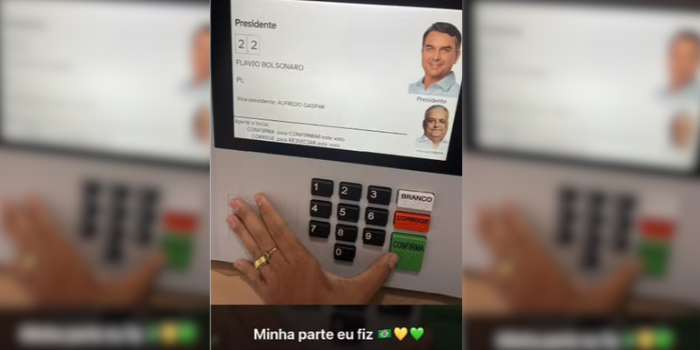 Eleitora é levada à delegacia em Italva, no RJ, após fotografar o voto e publicar imagem da urna no WhatsApp durante as eleições de 2026.