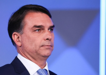 Parlamentar teria viajado para os Estados Unidos com a família, enquanto a Polícia Federal investiga as circunstâncias da saída.