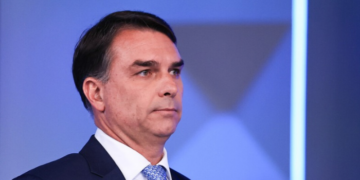 Parlamentar teria viajado para os Estados Unidos com a família, enquanto a Polícia Federal investiga as circunstâncias da saída.