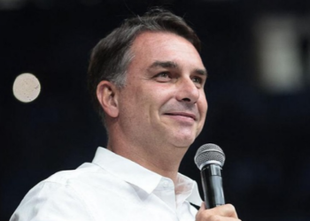 Após derrota para Lula, Flávio Bolsonaro se declara presidente eleito, modifica carta e anuncia que pretende liderar a oposição dos EUA.