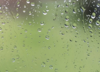 Inmet emite alerta laranja para seis estados, com previsão de chuva intensa, ventos de até 100 km/h e risco de granizo.