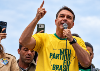 Justiça argentina investiga passagem de Flávio Bolsonaro pelo país antes de viagem aos EUA e apura suspeitas envolvendo autoridades do governo Javier Milei.