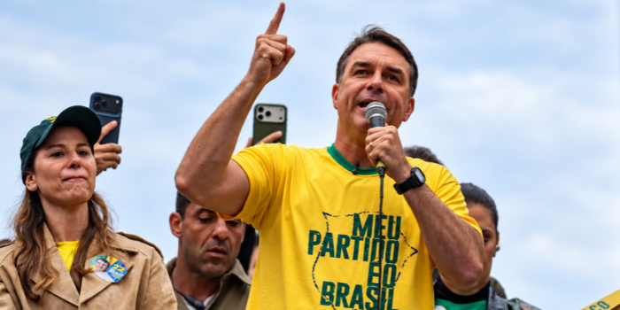 Justiça argentina investiga passagem de Flávio Bolsonaro pelo país antes de viagem aos EUA e apura suspeitas envolvendo autoridades do governo Javier Milei.