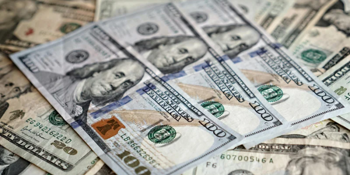 Dólar fecha a R$ 5,446 após alta semanal de 9,15%, enquanto Ibovespa acumula queda de 18,12% e registra pior semana desde 2020.
