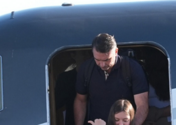 Flávio Bolsonaro relata conversa com Jair Bolsonaro antes de viajar aos Estados Unidos e afirma que decidiu deixar o Brasil após abordagem da Polícia Federal.