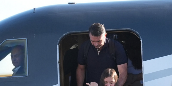 Flávio Bolsonaro relata conversa com Jair Bolsonaro antes de viajar aos Estados Unidos e afirma que decidiu deixar o Brasil após abordagem da Polícia Federal.