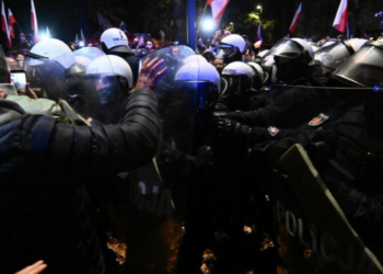 Crise no Tribunal Constitucional da Polônia se intensifica após magistrada reivindicar a presidência da corte, provocando protestos e reação do governo.