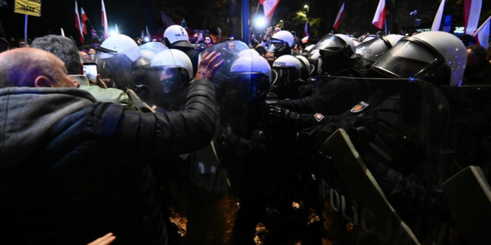 Crise no Tribunal Constitucional da Polônia se intensifica após magistrada reivindicar a presidência da corte, provocando protestos e reação do governo.