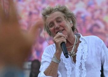 Após mais de 60 anos de carreira, Rod Stewart confirma turnê de despedida pela Europa em 2027, mas descarta aposentadoria definitiva. Copiar
