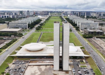 Projeções para a economia brasileira apontam possibilidade de avanço no ranking mundial, em meio a desafios fiscais e incertezas internacionais.