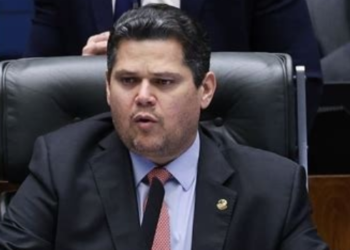 Fim da escala 6x1 avança no Senado: proposta reduz jornada semanal para 40 horas sem redução de salário.