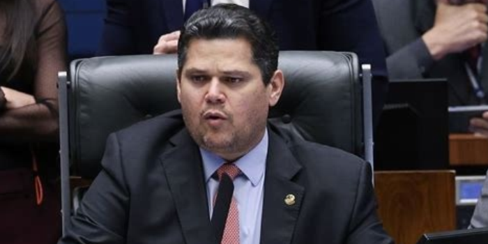 Fim da escala 6x1 avança no Senado: proposta reduz jornada semanal para 40 horas sem redução de salário.