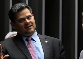 Fim da escala 6x1 pode ser votado no Senado em 15 de outubro. PEC prevê 40 horas semanais, dois dias de descanso e salário sem redução.