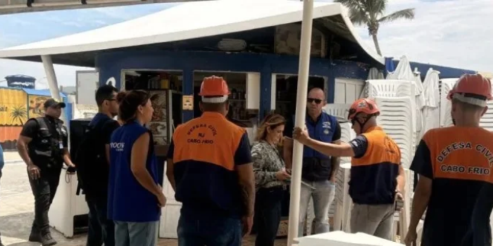 Fiscalização na Praia do Peró, em Cabo Frio, interdita três estabelecimentos após encontrar alimentos vencidos, falhas de higiene e riscos de incêndio.