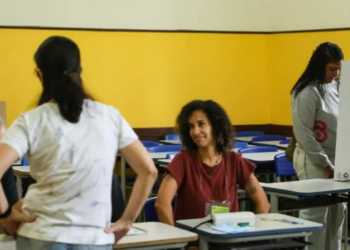 Saiba a ordem de votação no segundo turno das eleições 2026, onde haverá disputa para governador e quais são as regras para celulares na urna.