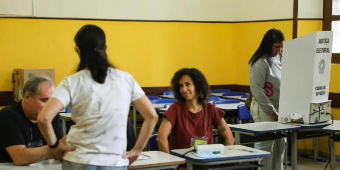 Saiba a ordem de votação no segundo turno das eleições 2026, onde haverá disputa para governador e quais são as regras para celulares na urna.