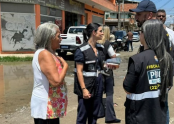 Prefeitura de Rio das Ostras fiscaliza vazamento de esgoto no bairro Âncora. Procon anuncia autuação da Rio+ Saneamento após denúncias de moradores.