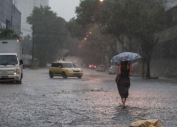 Frente fria e ciclone trazem risco de temporais, granizo e ventos fortes ao Sul e Sudeste no domingo de eleição. Veja a previsão para o Rio e outros estados.