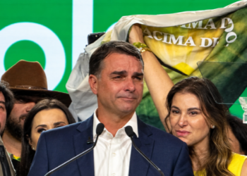 Flávio Bolsonaro critica a proibição das bets no Brasil e afirma que a medida do governo Lula pode afetar empresas autorizadas e clubes de futebol.