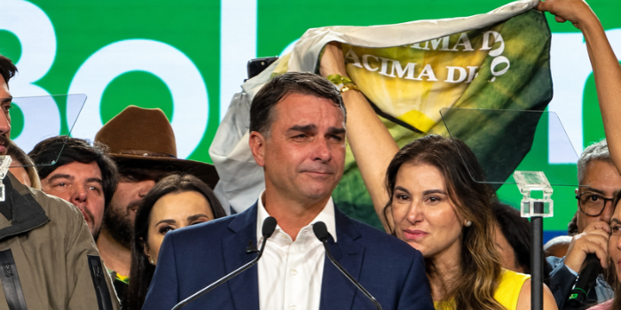 Flávio Bolsonaro critica a proibição das bets no Brasil e afirma que a medida do governo Lula pode afetar empresas autorizadas e clubes de futebol.