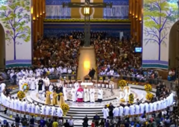 Milhares de romeiros seguem para Aparecida, em São Paulo, para celebrar Nossa Senhora Aparecida em 12 de outubro. Veja a programação da festa.