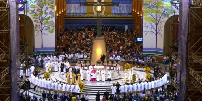 Milhares de romeiros seguem para Aparecida, em São Paulo, para celebrar Nossa Senhora Aparecida em 12 de outubro. Veja a programação da festa.
