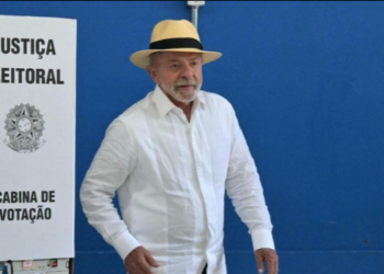 Lula votou neste domingo (25) em São Bernardo do Campo, acompanhado de Janja, Geraldo Alckmin e aliados políticos. Veja os detalhes do segundo turno.