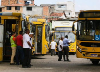 PT pede ao TSE votação até as 19h em São Paulo e na Bahia após denúncias de falta de ônibus. Justiça Eleitoral determina circulação integral da frota em Salvador.
