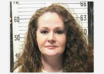 Christa Pike, condenada à morte nos Estados Unidos, voltou a caminhar e se alimentar após sobreviver a uma tentativa de execução por injeção letal no Tennessee.