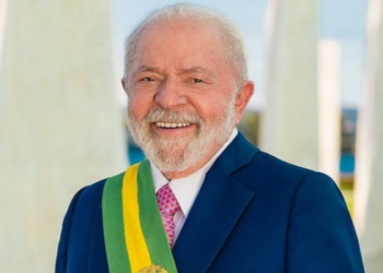 Lula é reeleito presidente do Brasil em 2026 após vencer Flávio Bolsonaro no segundo turno. Confira os resultados da apuração e os detalhes da vitória.