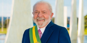 Lula é reeleito presidente do Brasil em 2026 após vencer Flávio Bolsonaro no segundo turno. Confira os resultados da apuração e os detalhes da vitória.
