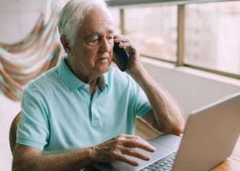 Cerca de 22 milhões de lares brasileiros são chefiados por pessoas com 60 anos ou mais, revela levantamento baseado em dados do IBGE.