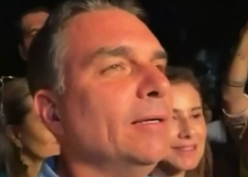 Flávio Bolsonaro explica declaração sobre mudar a Constituição e diz que pretende discutir reforma do Judiciário, maioridade penal e fim da reeleição por meio de PECs.