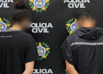 Mãe e padrasto são presos após morte de bebê de 8 meses por asfixia em Macaé. Segundo a Polícia Civil, criança teria sido sufocada com travesseiro e cobertor após chorar.
