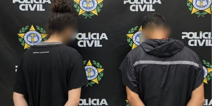 Mãe e padrasto são presos após morte de bebê de 8 meses por asfixia em Macaé. Segundo a Polícia Civil, criança teria sido sufocada com travesseiro e cobertor após chorar.