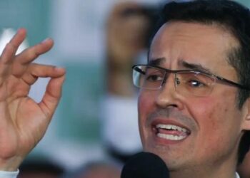 Entenda a disputa judicial que envolve Deltan Dallagnol, eleito senador em 2026, e por que o TSE adiou o julgamento.