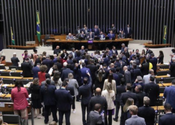 Eleições 2026 renovam 35,67% da Câmara dos Deputados. Mulheres ampliam bancada e batem recorde, enquanto representação negra e indígena diminui.