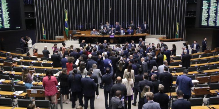 Eleições 2026 renovam 35,67% da Câmara dos Deputados. Mulheres ampliam bancada e batem recorde, enquanto representação negra e indígena diminui.