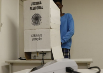 Eleitores devem conferir zona, seção e local de votação antes do primeiro turno das Eleições 2026. Consulta pode ser feita pelo TSE e pelo e-Título.