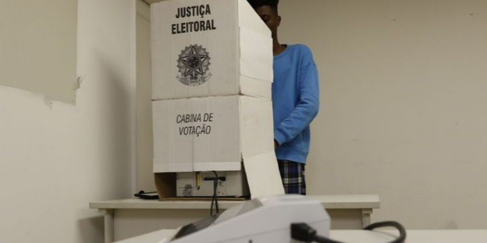 Eleitores devem conferir zona, seção e local de votação antes do primeiro turno das Eleições 2026. Consulta pode ser feita pelo TSE e pelo e-Título.