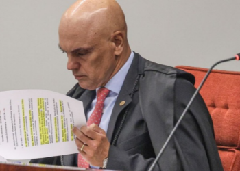 Alexandre de Moraes multa advogado em R$ 5 mil após STF identificar comando oculto em petição com possível tentativa de interferir em sistemas de inteligência artificial.