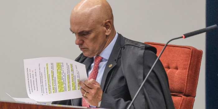 Alexandre de Moraes multa advogado em R$ 5 mil após STF identificar comando oculto em petição com possível tentativa de interferir em sistemas de inteligência artificial.