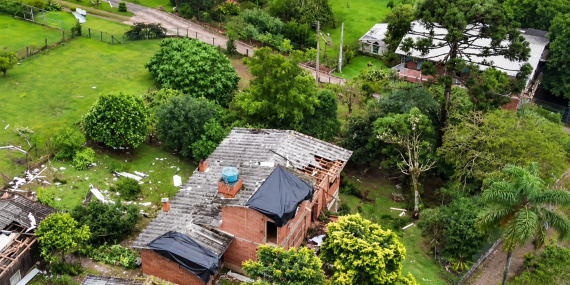 Inmet mantém alertas laranja e amarelo para ventos costeiros e tempestades. Previsão também indica chuva, frio intenso e possibilidade de geada no Sul.